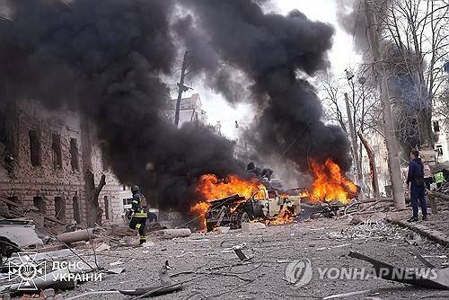 러시아 탄도미사일 공격 받은 우크라이나 수미 [우크라이나 응급 서비스 제공. UPI 연합뉴스 자료사진. 재판매 및 DB 금지]