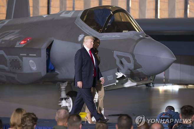 2017년 앤드류스 공군기지를 방문해 F-35 전투기 앞에 선 트럼프 [EPA=연합뉴스 자료사진]