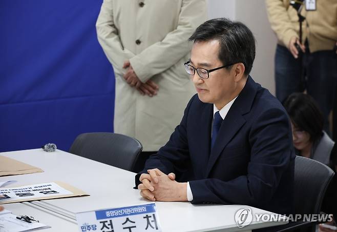 김동연, 민주당에 대선 후보자 등록 (서울=연합뉴스) 황광모 기자 = 제21대 대통령 선거 출마를 선언한 김동연 경기도 지사가 15일 서울 여의도 민주당사에서 대선 경선후보 등록을 하고 있다. 2025.4.15 hkmpooh@yna.co.kr