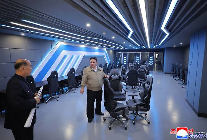 김정은이 지난 3일 준공을 앞둔 화성지구 3단계 구역에 들어선 주요 시설물을 돌아보는 모습. 사진=조선중앙통신 연합뉴스