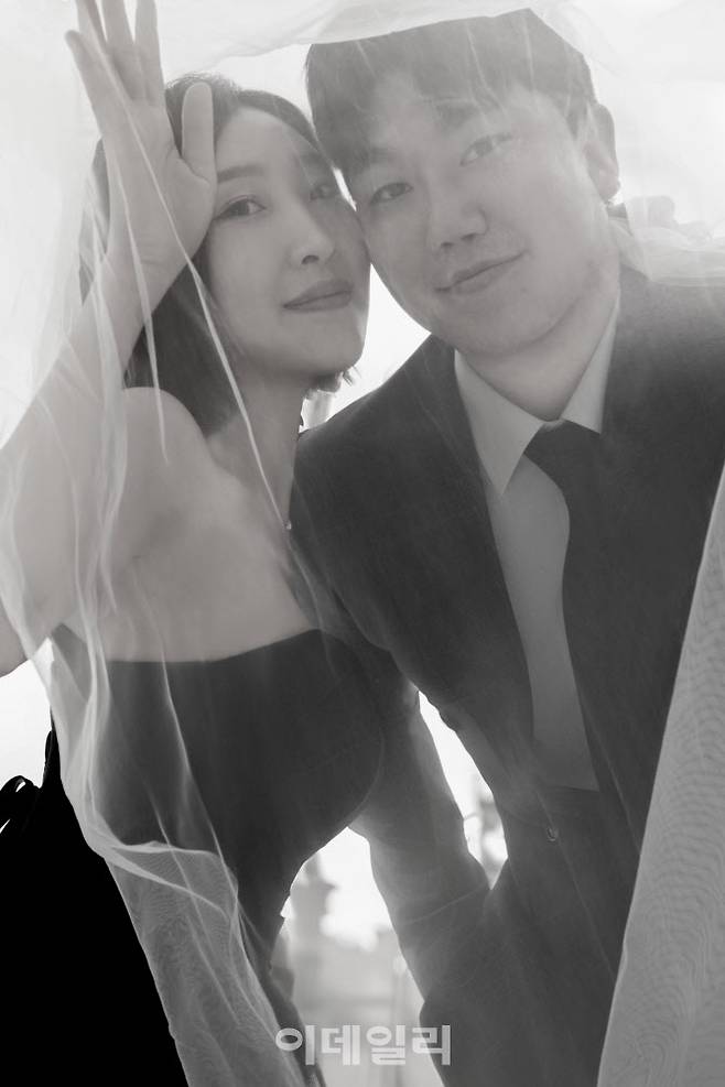 커플열차 참가자 황진우 씨(오른쪽)와 최수양 씨(왼쪽)의 결혼사진 (사진=코레일관광개발)