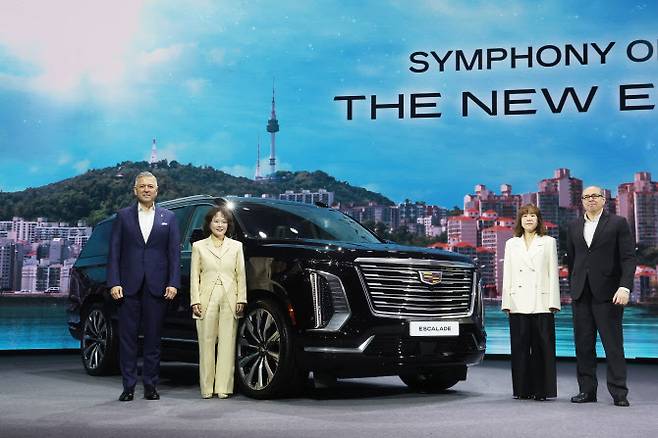 16일 경기도 광명시 아이벡스 스튜디오에서 열린 제너럴모터스(GM) 브랜드 캐딜락의 더 뉴 에스컬레이드 공개 행사에 참석한 헥터 비자레알 한국GM 사장(왼쪽부터), 윤명옥 최고마케팅책임자(CMO) 겸 커뮤니케이션 총괄 전무, 최은영 GM 한국사업장 에프터세일즈서비스부문 상무,  구스타보 콜로시 GM 한국사업장 영업·서비스·마케팅 부사장이 기념 촬영을 하고 있다. (사진=연합뉴스)