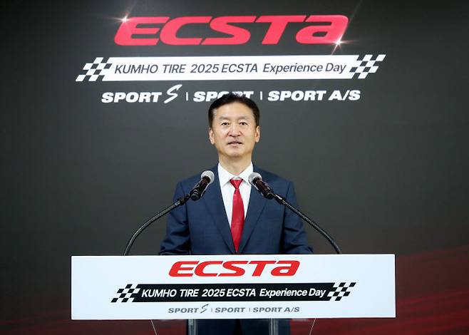 정일택 금호타이어 대표이사 사장이 15일 경기 용인시 AMG 스피드웨이에서 열린 엑스타(ECSTA) 익스피리언스 데이에서 환영사를 하고 있다. (사진=금호타이어)