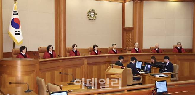 문형배 헌법재판소장 권한대행과 헌법재판관들이 지난 10일 오후 서울 종로구 헌법재판소 대심판정에서 열린 4월 심판사건 선고에 참석하고 있다. (사진=이데일리 이영훈 기자)