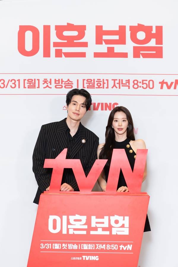 tvN 월화드라마 '이혼보험'의 주연 이동욱, 이주빈/사진=tvN