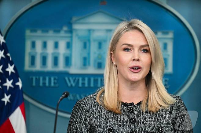 캐롤라인 레빗 백악관 공보비서관이 11일 워싱턴DC 백악관 내 브리핑룸에서 발언하고 있다. ⓒ AFP=뉴스1 ⓒ News1 류정민 특파원