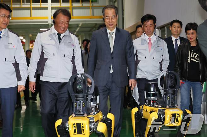 한덕수 대통령 권한대행 국무총리가 15일 광주광역시 서구 기아 오토랜드를 방문, 사족보행 로봇 '스팟'을 보고 있다. (총리실 제공, 재판매 및 DB 금지) 2025.4.15/뉴스1 ⓒ News1 임세영 기자