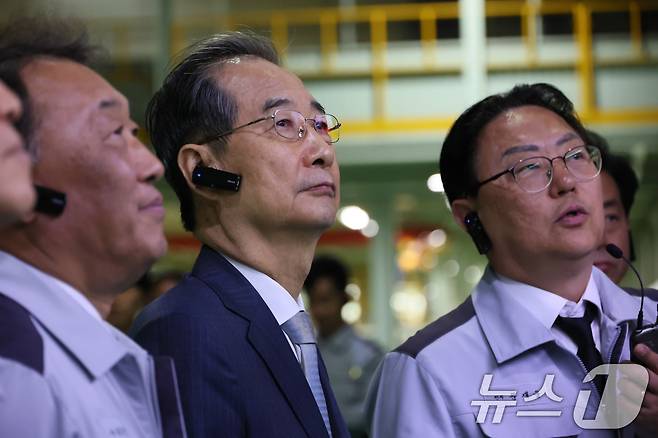 한덕수 대통령 권한대행 국무총리가 15일 광주광역시 서구 기아 오토랜드를 방문, 공장 시찰을 하고 있다. (총리실 제공, 재판매 및 DB 금지) 2025.4.15/뉴스1 ⓒ News1 임세영 기자