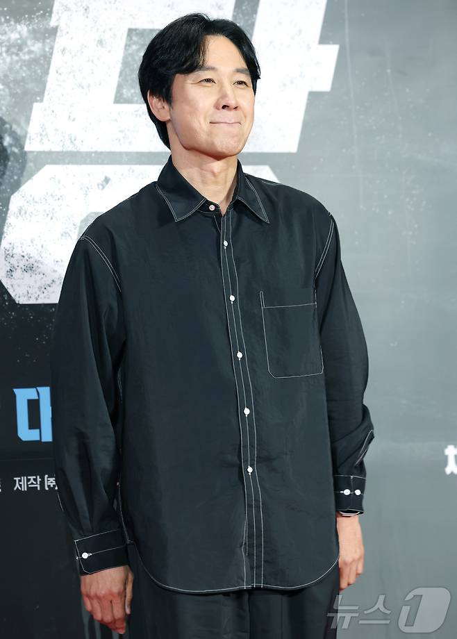 배우 엄태웅이 15일 서울 강남구 메가박스 코엑스에서 열린 영화 '야당'(감독 황병국) VIP 시사회에 참석해 포즈를 취하고 있다. 2025.4.15/뉴스1 ⓒ News1 권현진 기자