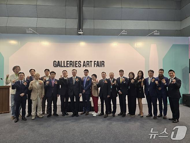 16일 서울 강남구 코엑스에서 열린 '2025 화랑미술제' 개막식 참석자들이 기념 촬영을 하고 있다. 168개 협회 회원 화랑이 참여해 열리는 이번 화랑미술제는 오는 16일부터 20일까지 코엑스 A, B 홀에서 열린다. 2025.4.16/뉴스1 ⓒ News1 김정한 기자