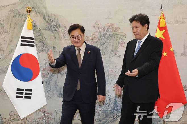 우원식 국회의장이 10일 오후 서울 여의도 국회에서 뤄쌍장춘 중국 전인대 상무위원회 부위원장을 접견하고 있다. 2025.4.10/뉴스1 ⓒ News1 이광호 기자