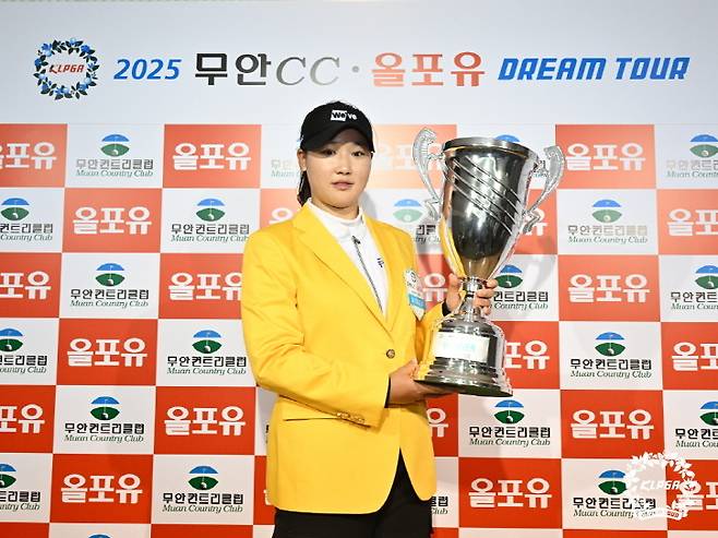 김민솔이 KLPGA투어 드림투어 2차전에서 우승한 뒤 기념 촬영을 하고 있다. (KLPGA 제공)