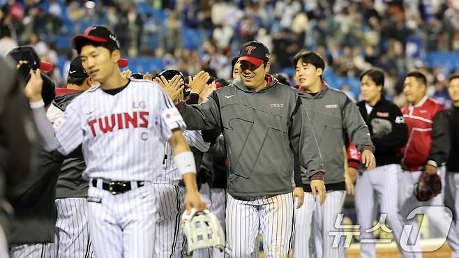 16일 서울 송파구 잠실야구장에서 열린 프로야구 '2025 신한 SOL 뱅크 KBO리그' 삼성 라이온즈와 LG 트윈스의 경기에서 12대 2로 승리한 LG 선수들이 기뻐하고 있다. 2025.4.16/뉴스1 ⓒ News1 이승배 기자