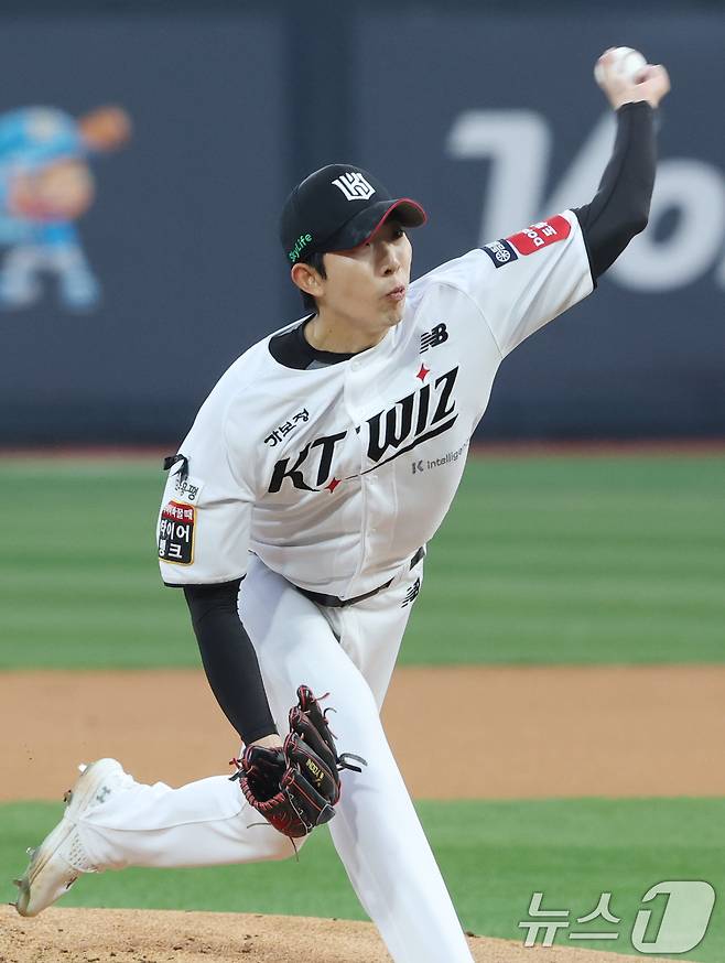 2일 오후 경기 수원시 장안구 KT위즈파크에서 열린 '2025 신한 SOL 뱅크 KBO리그' LG 트윈스와 KT 위즈의 경기, 1회초 KT 선발투수 오원석이 공을 던지고 있다. 2025.4.2/뉴스1 ⓒ News1 김영운 기자