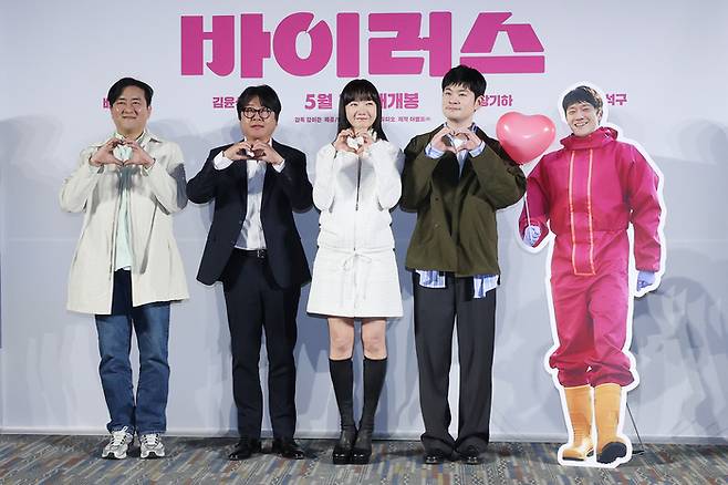 왼쪽부터 강이관 감독, 김윤석, 배두나, 장기하. 사진 | 연합뉴스