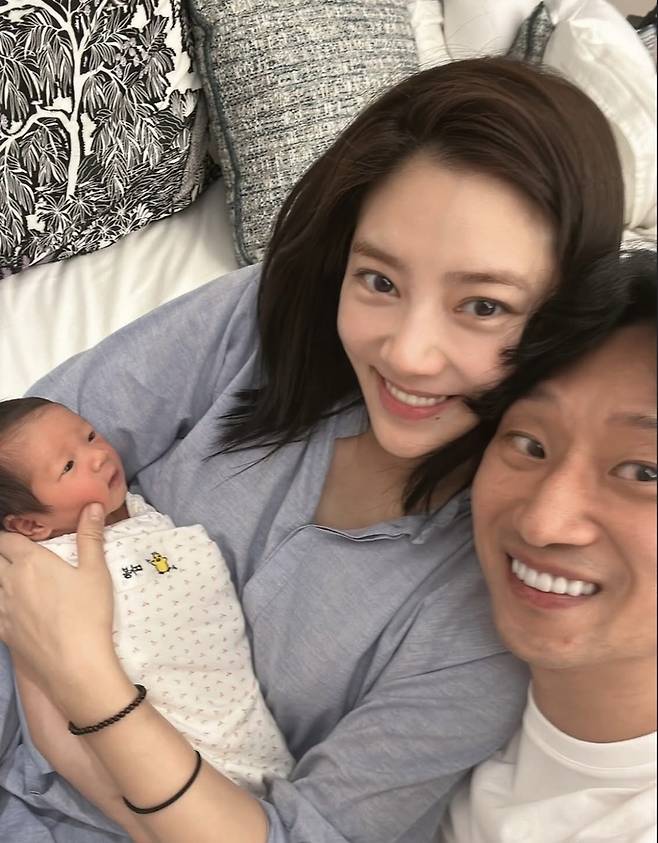 손담비-이규혁 부부와 딸 ‘따봉이’. 손담비 인스타그램