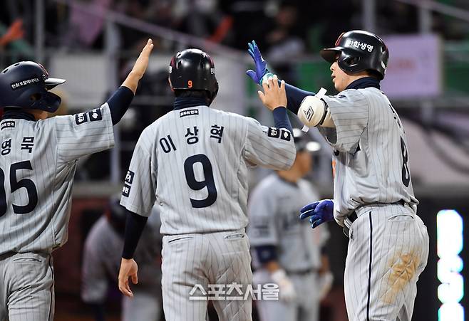 한화 노시환(오른쪽)이 16일 인천 SSG랜더스필드에서 열린 2025 KBO리그 SSG와의 경기 8회초 2사 1-3루 상황에서 SSG 정동윤을 상대로 3점 홈런을 치고 선행주자 황영묵-이상혁과 하이파이브를 하고 있다. 4회초에 이어 노시환의 경기 멀티 홈런으로 시즌 5호포.문학 | 박진업 기자 upandup@sportsseoul.com