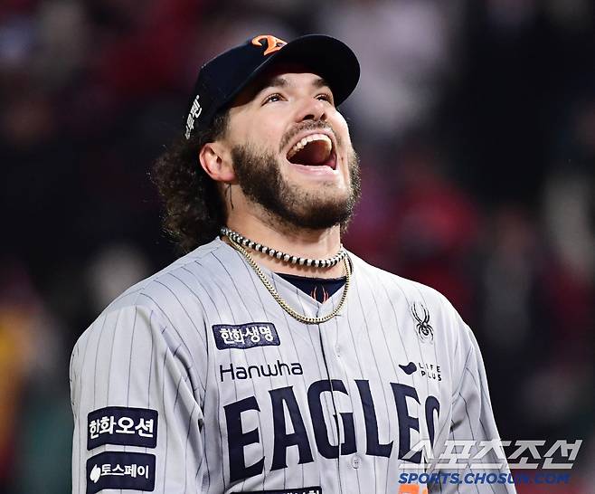 15일 인천 SSG랜더스필드에서 열린 KBO리그 SSG와 한화의 경기. 3회 투구를 마치고 호탕하게 미소짓는 한화 선발 폰세. 인천=송정헌 기자songs@sportschosun.com/2025.04.15/