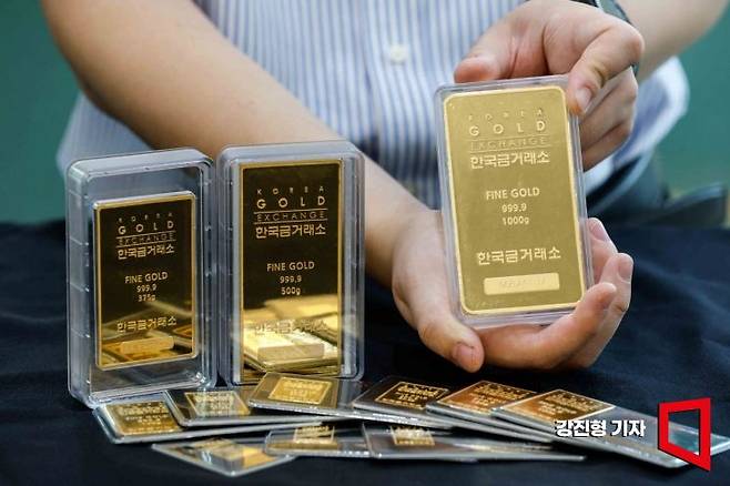 국제 금값이 온스당 2천500달러를 넘어서면서 금괴 1개 가격이 사상 처음으로 100만 달러를 넘어선 20일 서울 종로구 한국금거래소 종로본점에서 직원이 골드바를 정리하고 있다. 사진=강진형 기자aymsdream@