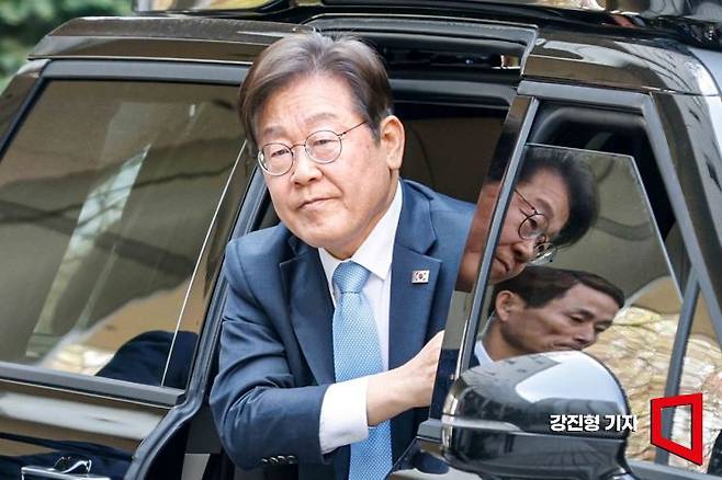 대장동 배임 및 성남FC 뇌물 의혹을 받고 있는 이재명 전 더불어민주당 대표가 15일 서울 서초구 서울중앙지방법원에서 열린 공판에 출석하고 있다. 강진형 기자