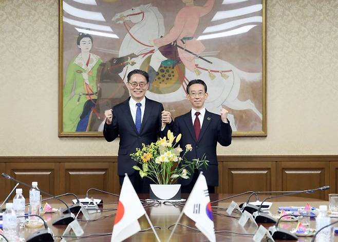 15일 강민수 국세청장(왼쪽)과 오쿠 다쓰오 일본 국세청장이 도쿄에서 열린 한·일 국세청장 회의를 기념해 사진 촬영을 하고 있다.(사진= 국세청)