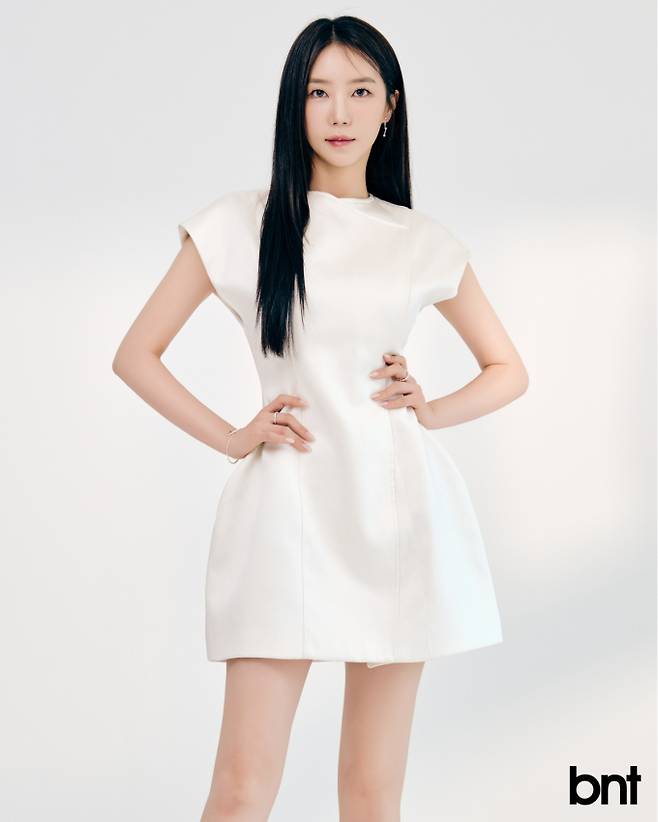 원피스는 딘트, 액세서리는 세인트메리 제품.