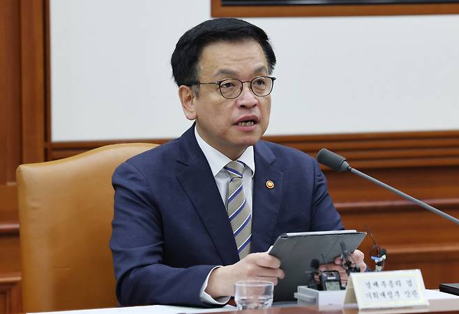 최상목 경제부총리 겸 기획재정부 장관이 15일 서울 종로구 정부서울청사에서 열린 경제관계장관회의 겸 산업경쟁력강화 관계장관회의에서 발언을 하고 있다. /뉴스1