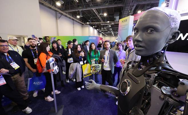 세계 최대 정보기술(IT)·가전 전시회 'CES 2025’ 둘째 날인 8일(현지시간) 미국 네바다주 라스베이거스 베네시안 엑스포에 마련된 웨이즈 전시관에서 인공지능(AI) 휴머노이드 로봇 아미카가 관람객의 질문에 답변하고 있다. 2025.1.9/뉴스1 ⓒ News1 신웅수 기자