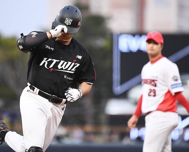 16일 광주 기아 챔피언스필드에서 열린 KT-KIA전. 2회초 무사 강백호가 솔로홈런을 친 후 세리머니를 하고 있다./정재근 스포츠조선 기자