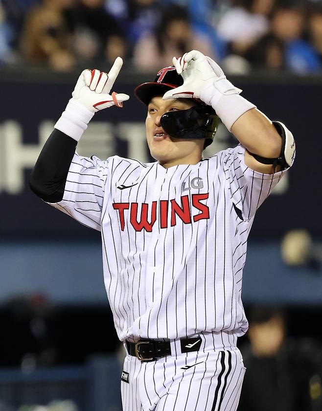 16일 서울 송파구 잠실야구장에서 열린 삼성 라이온즈와 LG 트윈스의 경기, 5회말 LG 공격 무사 주자1,2루 상황 박동원이 3점 홈런을 치고 기뻐하고 있다./뉴스1