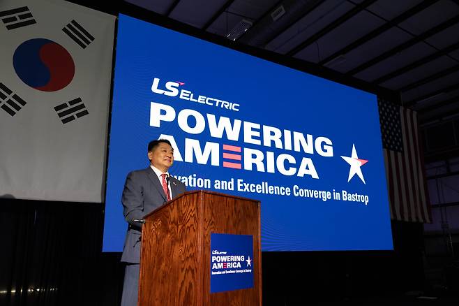 구자균 LS일렉트릭 회장이 14일 미국 텍사스주 배스트럽(Bastrop)시 ‘LS일렉트릭 배스트럽 캠퍼스’ 준공식에서 환영사를 하고 있다. /LS일렉트릭 제공