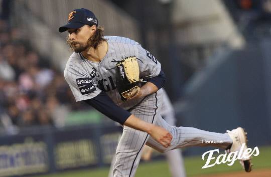 한화는 16일 인천SSG랜더스필드에서 열린 '2025 신한 SOL 뱅크 KBO리그 SSG'와 원정 경기에서 4번타자 노시환의 홈런 2방과 채은성의 마수걸이 홈런 등 장단 12개의 안타를 몰아쳐 SSG에 10대 4로 역전승했다. 대전일보 DB