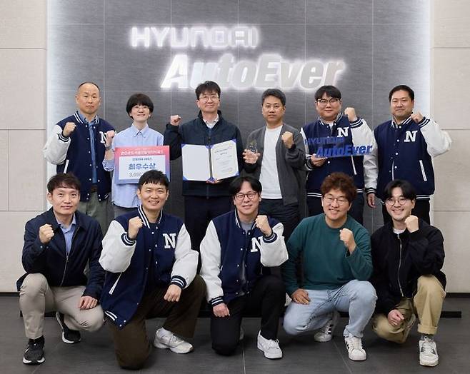 현대오토에버 내비게이션사업부 구성원들이 차세대 내비게이션의 서울모빌리티어워드 수상을 축하하고 있다.ⓒ현대오토에버