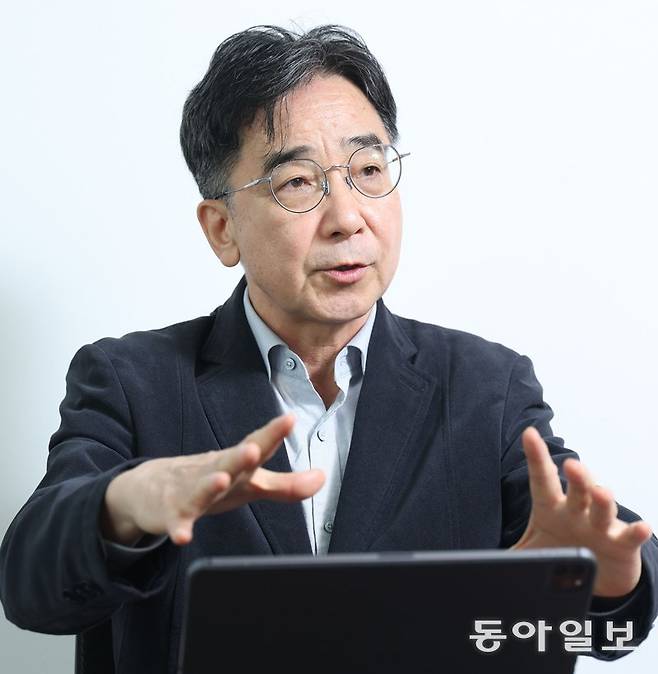 더불어민주당 이재명 전 대표 측 싱크탱크인 ‘성장과 통합’ 유종일 상임공동대표가 서울 여의도 성장과 통합 사무실에서 동아일보와 인터뷰하고 있다. 신원건 기자 laputa@donga.com