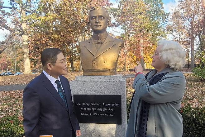 지난해 10월 한국 기독교 140주년을 앞두고 헨리 아펜젤러 선교사가 공부한 미국 뉴저지주 드루신학교를 찾은 소강석 목사(왼쪽)가 아펜젤러 선교사의 증손녀 실라 플랫 여사(76)와 이야기를 나누고 있다. 새에덴교회 제공