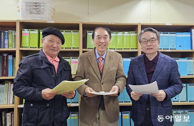 최근 서울 동대문구 국립산림과학원 내 사무실에서 만난 한국산림정책연구회. 가운데가 이경준 산림녹화유네스코기록유산등재추진위원장이다. 김선미 기자 kimsunmi@donga.com