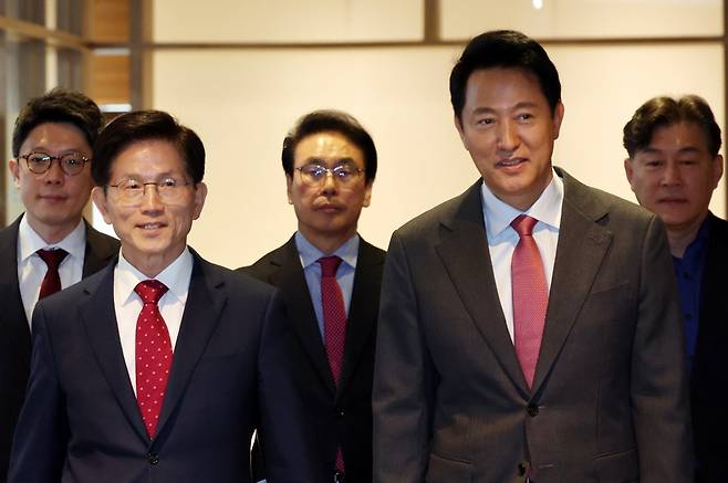 제21대 대통령선거에 출마하는 김문수 전 고용노동부 장관이 16일 오전 서울시청에서 오세훈 시장과 조찬 회동을 마치고 이동하고 있다. 2025.4.16/뉴스1 ⓒ News1