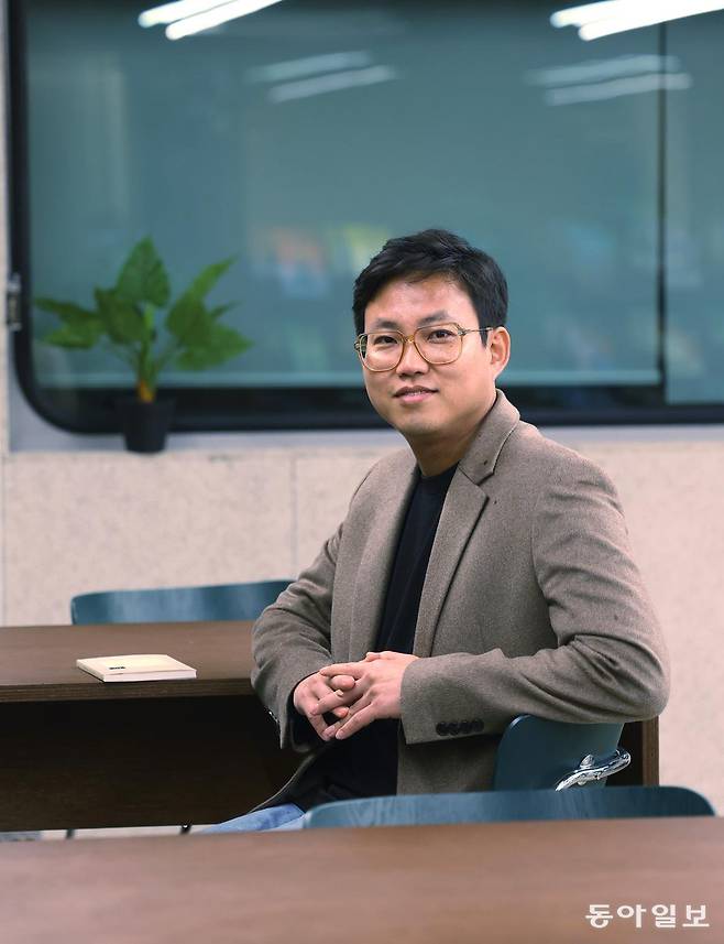 7년 만에 신간 시집 ‘마중도 배웅도 없이’를 낸 박준 시인(42)과 인터뷰를 하고 있다. 장승윤 기자 tomato99@donga.com