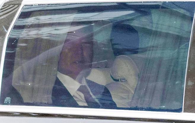 윤석열 전 대통령이 14일 서울 서초구 서울중앙지방법원에서 열린 내란 우두머리 혐의 1차 공판을 마친 뒤 차량을 타고 서초동 사저로 들어서고 있다. 2025.4.14/뉴스1