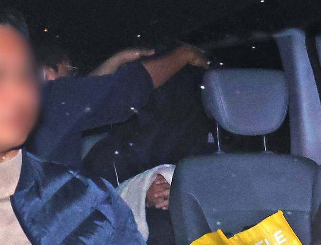 부모와 처자식 등 5명을 살해한 혐의로 긴급 체포된 50대 남성 A씨를 태운 호송차량이 15일 오후 경기도 용인서부경찰서로 들어서고 있다. A씨는 이날 오전 경기 용인시 수지구 아파트 자택에서 80대 부모와 50대 배우자, 10~20대 자녀 등 자신의 가족 5명을 목 졸라 살해한 혐의를 받고 있다. 2025.04.16. 사진공동취재단