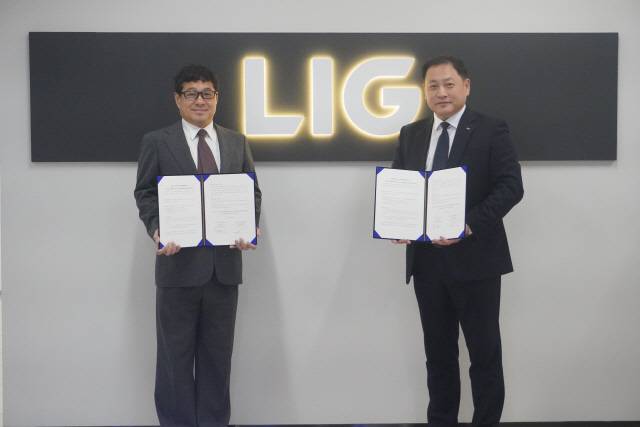 최종진(오른쪽) LIG넥스원 미래전장사업부문장과 황수익 시큐리티플랫폼 대표이사가 지난 15일 LIG넥스원 서울사무소에서 '국방 AI 및 무인체계 보안 기술 적용 협력을 위한 업무협약'을 체결하고 기념촬영을 하고 있다. LIG넥스원 제공
