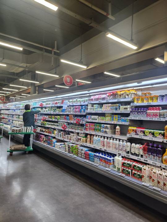 16일 서울의 한 홈플러스 매장에서 직원이 제품을 진열하고 있다. 사진= 김수연기자newsnews@dt.co.kr