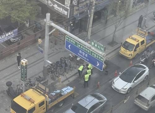 돌곶이역 앞 도로 파임. [독자 제공=연합뉴스]