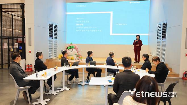 신계용 과천시장이 14일 LG에너지솔루션 대전연구원을 방문해 인사말을 하고 있다.