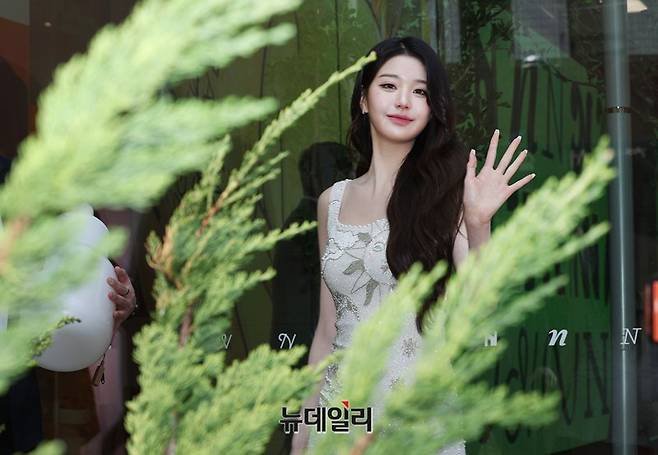 실시간 성수 이니스프리 팝업에 등장한 장원영 기사사진