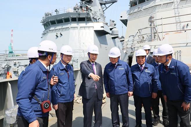 한덕수 대통령 권한대행 국무총리(가운데)가 16일 HD현대중공업 울산 조선소에서 초계함에 승선해 설명을 듣고 있다. 국무총리실 제공