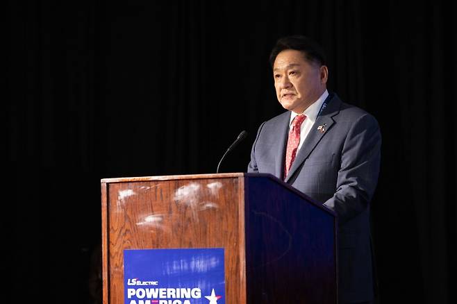 구자균 LS일렉트릭 회장이 지난 14일(현지시간) 미국 텍사스주 배스트럽시에서 개최된 'LS일렉트릭 배스트럽 캠퍼스' 준공식에서 환영사를 하고 있다. LS일렉트릭 제공