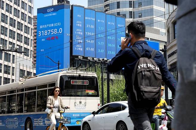 16일 중국 상하이 시내의 전광판에 중국 1·4분기와 지난해 마지막 분기 국내총생산(GDP) 수치가 표시돼 있다. 로이터연합뉴스
