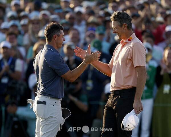 2025년 미국프로골프(PGA) 투어 메이저 대회 마스터스 토너먼트에서 저스틴 로즈와 연장전 끝에 우승을 차지한 로리 맥길로이가 커리어 그랜드 슬램을 달성했다. 로리 매킬로이가 우승을 확정한 직후 저스틴 로즈가 우승을 축하해주는 모습이다. 사진제공=ⓒAFPBBNews = News1 (사진을 무단으로 사용하지 마십시오.)