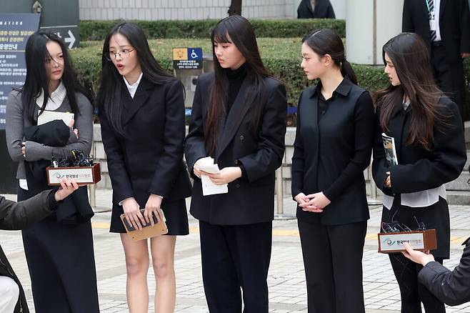 아이돌 그룹 NJZ(옛 뉴진스)가 지난달 7일 서울 서초구 서울중앙지법에서 열린 어도어의 광고계약 체결금지 및 기획사 지위보전 가처분 사건 첫 심문기일에 참석한 뒤 법원을 나서며 취재진의 질문에 답하고 있다. 왼쪽부터 하니, 민지, 혜인, 해린, 다니엘. 김영원 기자 forever@hani.co.kr